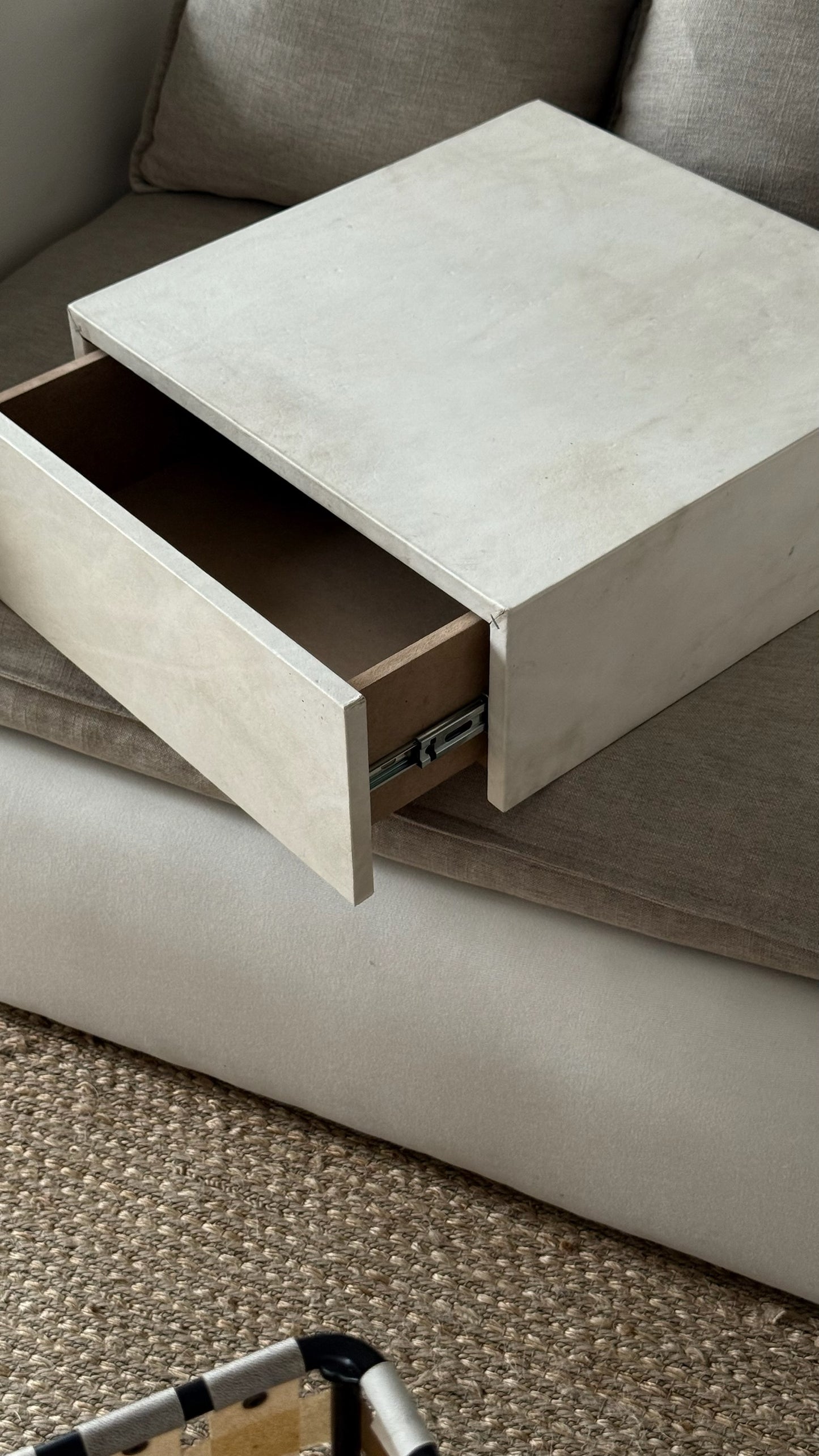Mesa de luz Ceibo lonja blanca 50X50 [Flotante]
